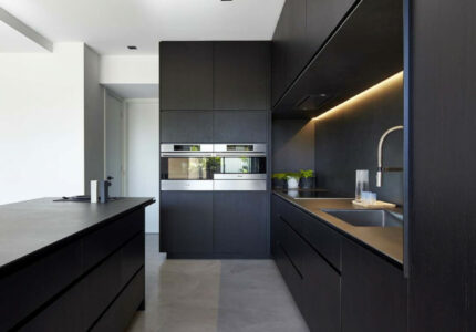 Dramatic black kitchens that make a bold statement  Meubles de
