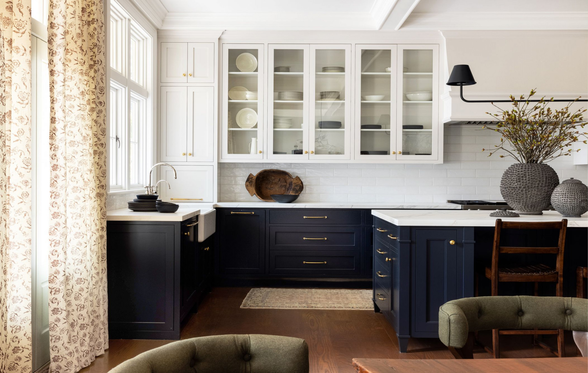 Examples of Two-Toned Kitchen Cabinets From Designers