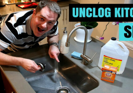 How to unclog a kitchen sink using baking soda and vinegar !!