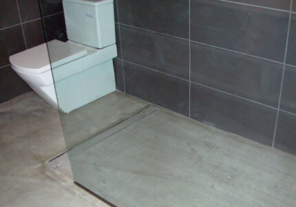 Modern Open Concept Bathroom - featuring a concrete floor, a