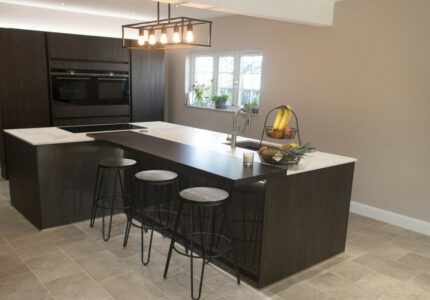 OPEN PLAN KITCHEN WITH L-SHAPED ISLAND  Pronorm