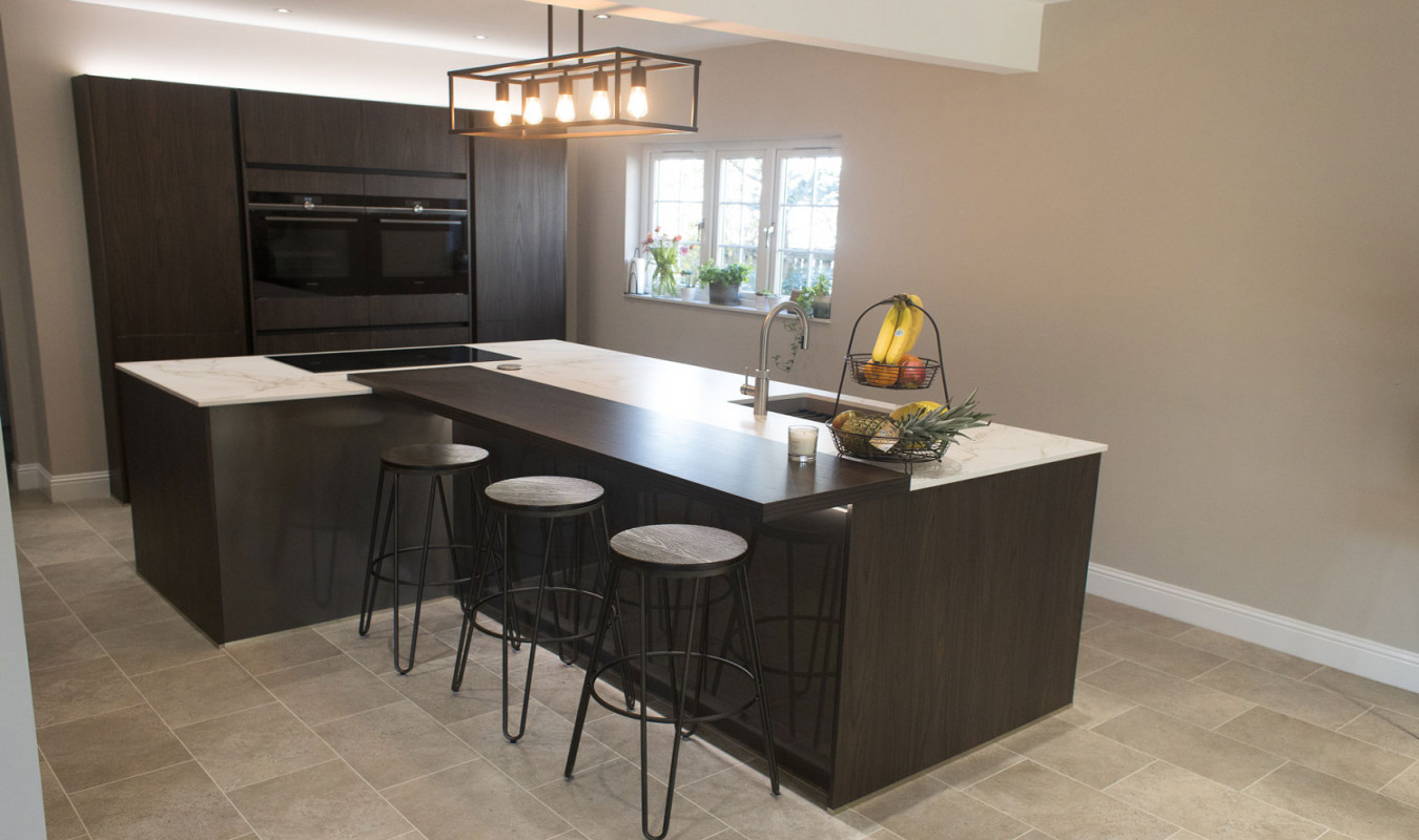 OPEN PLAN KITCHEN WITH L-SHAPED ISLAND  Pronorm