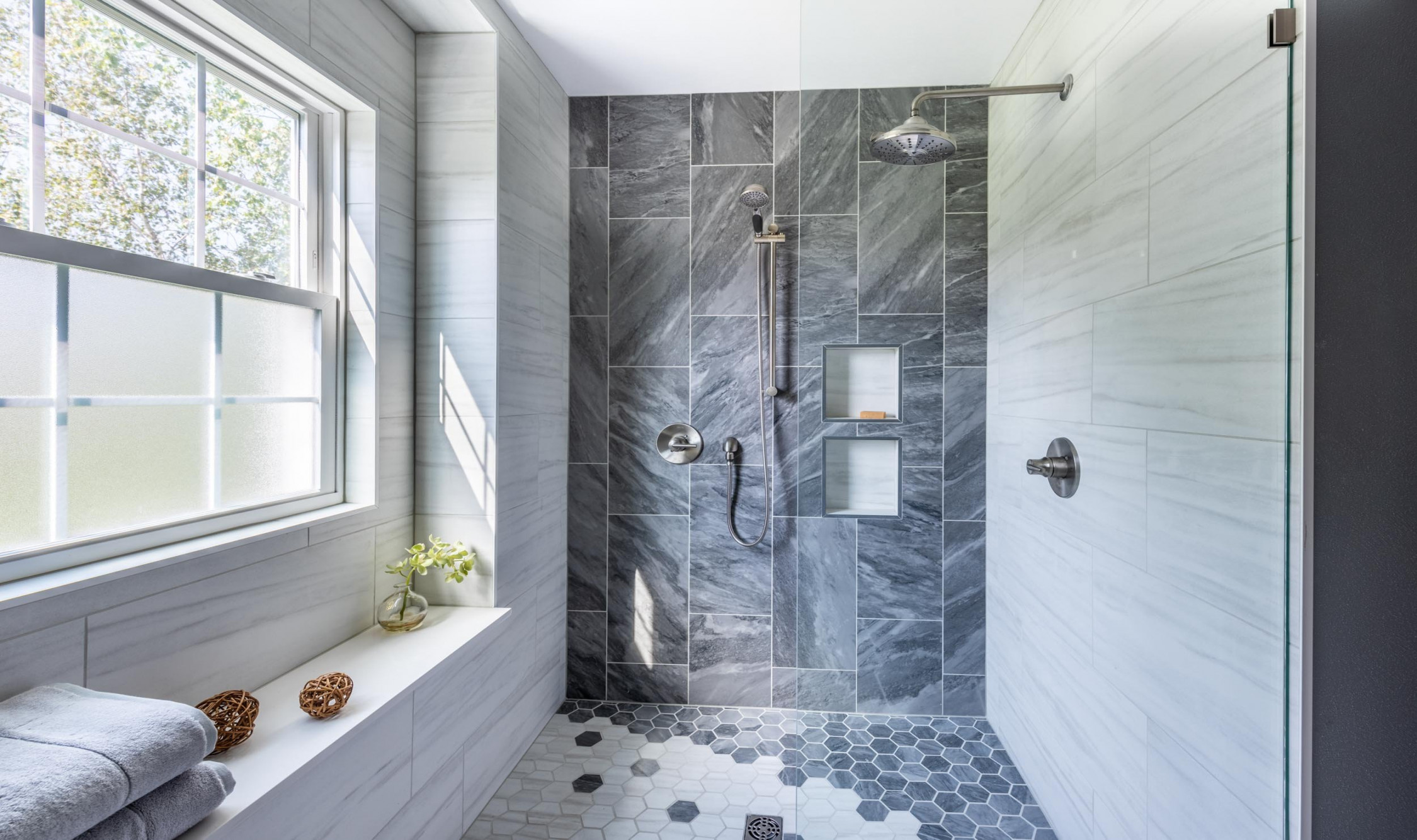 The Pros and Cons of a Doorless Walk-In Shower Design When